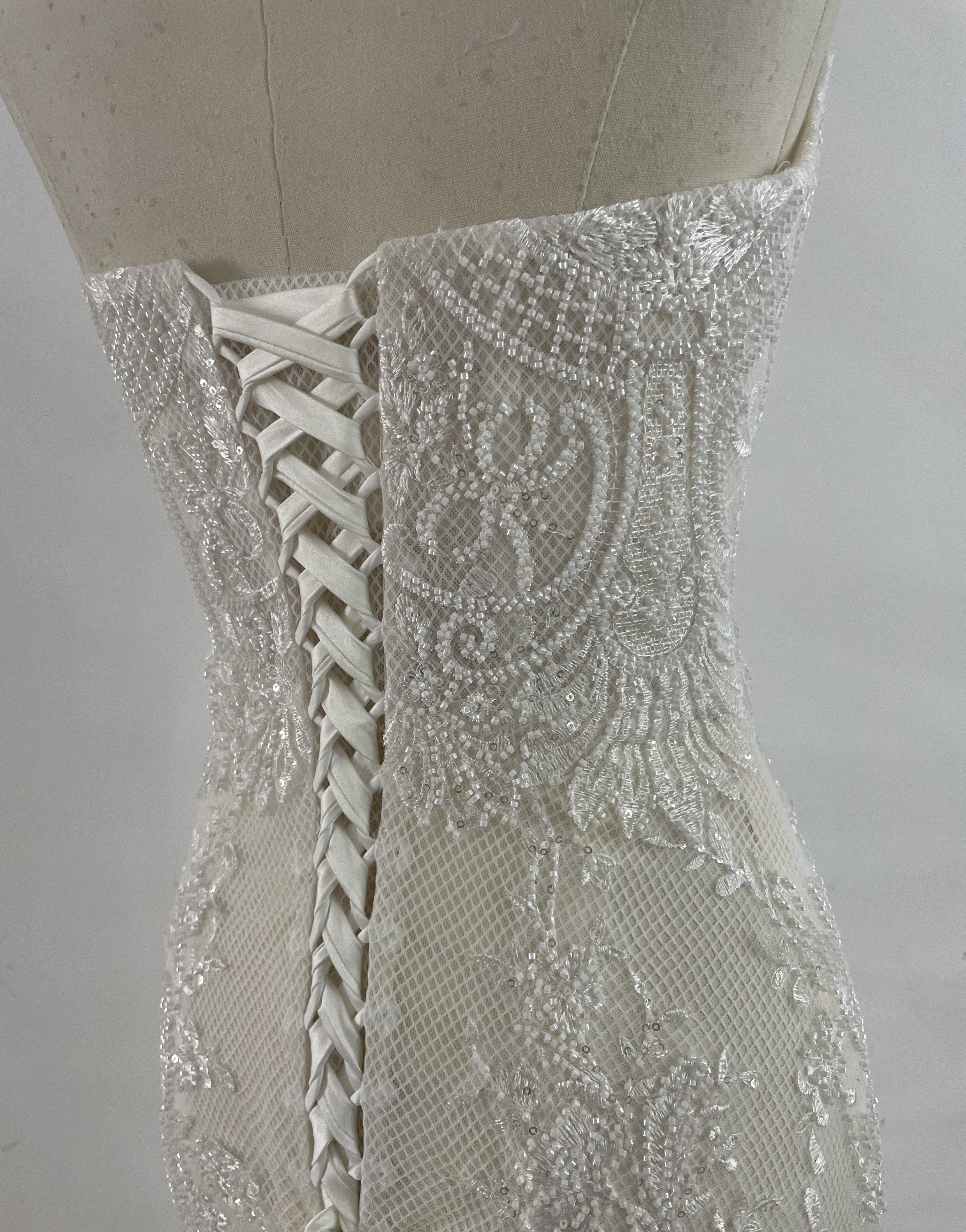 大人気上昇中！マーメイドドレス　エレガントなシルエット　編み上げ　チューブトップ　繊細な花レース　短いトレーン二次会披露