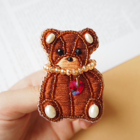 ハンドメイドブローチ ビーズ刺繍のくまブローチ＊ブラウン 