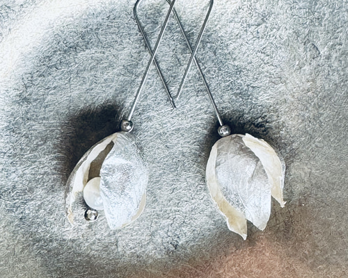 再販まつり2024]フランス仕込みの [お花の蕾のピアス] パール・銀箔