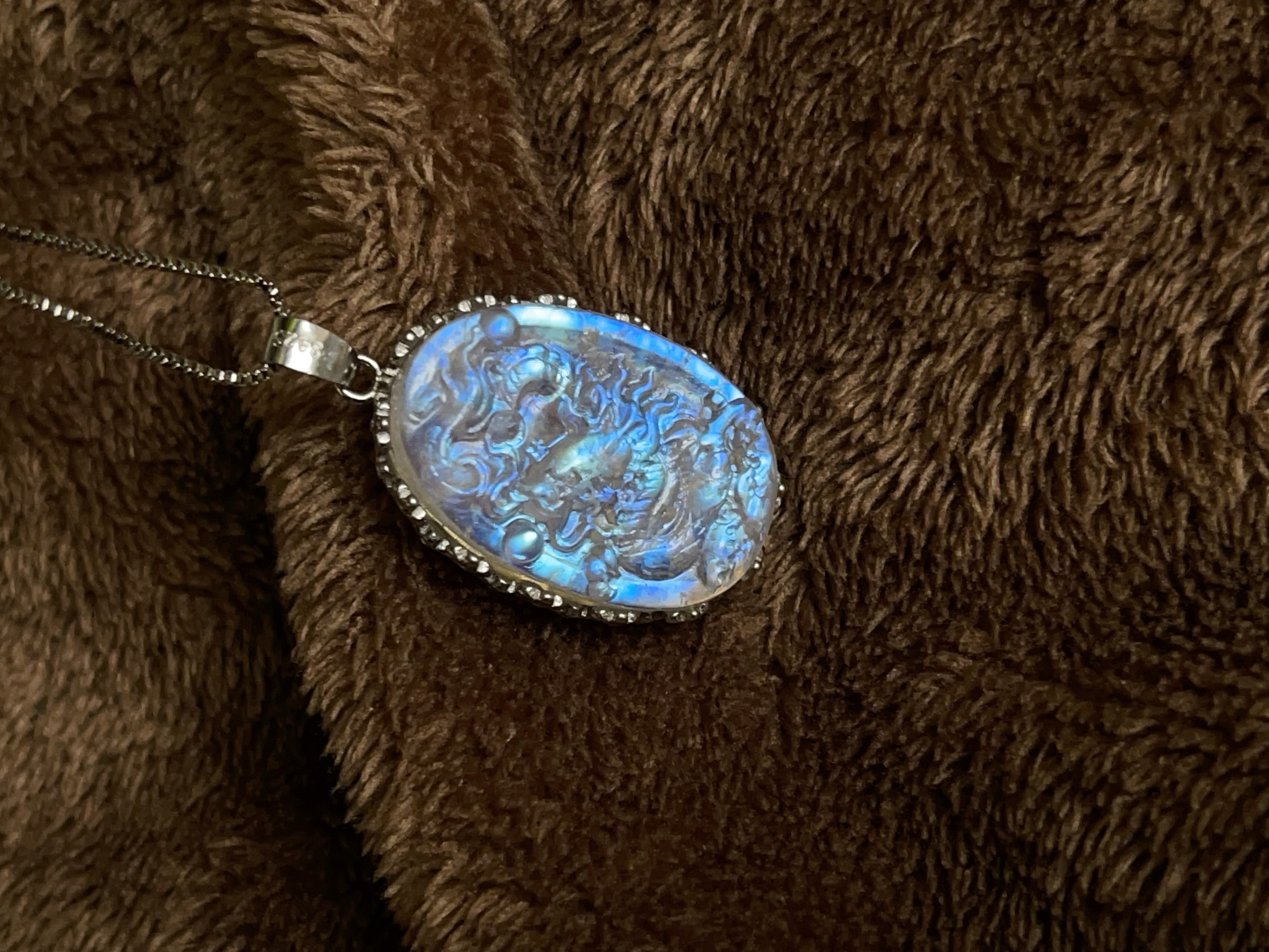 天然 レインボームーンストーン　ドラゴン彫り　ペンダント No388