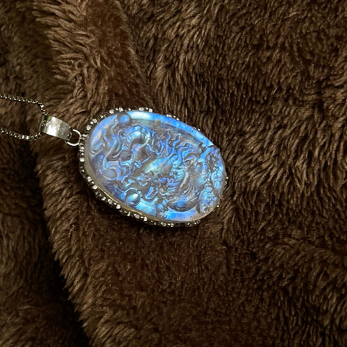 天然 レインボームーンストーンドラゴン彫りペンダント No388