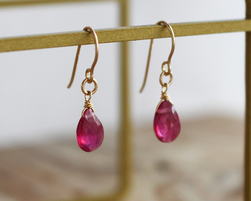 ✨7月誕生石✨宝石質ルビー＜ペアシェイプ＞のピアス（K14GF