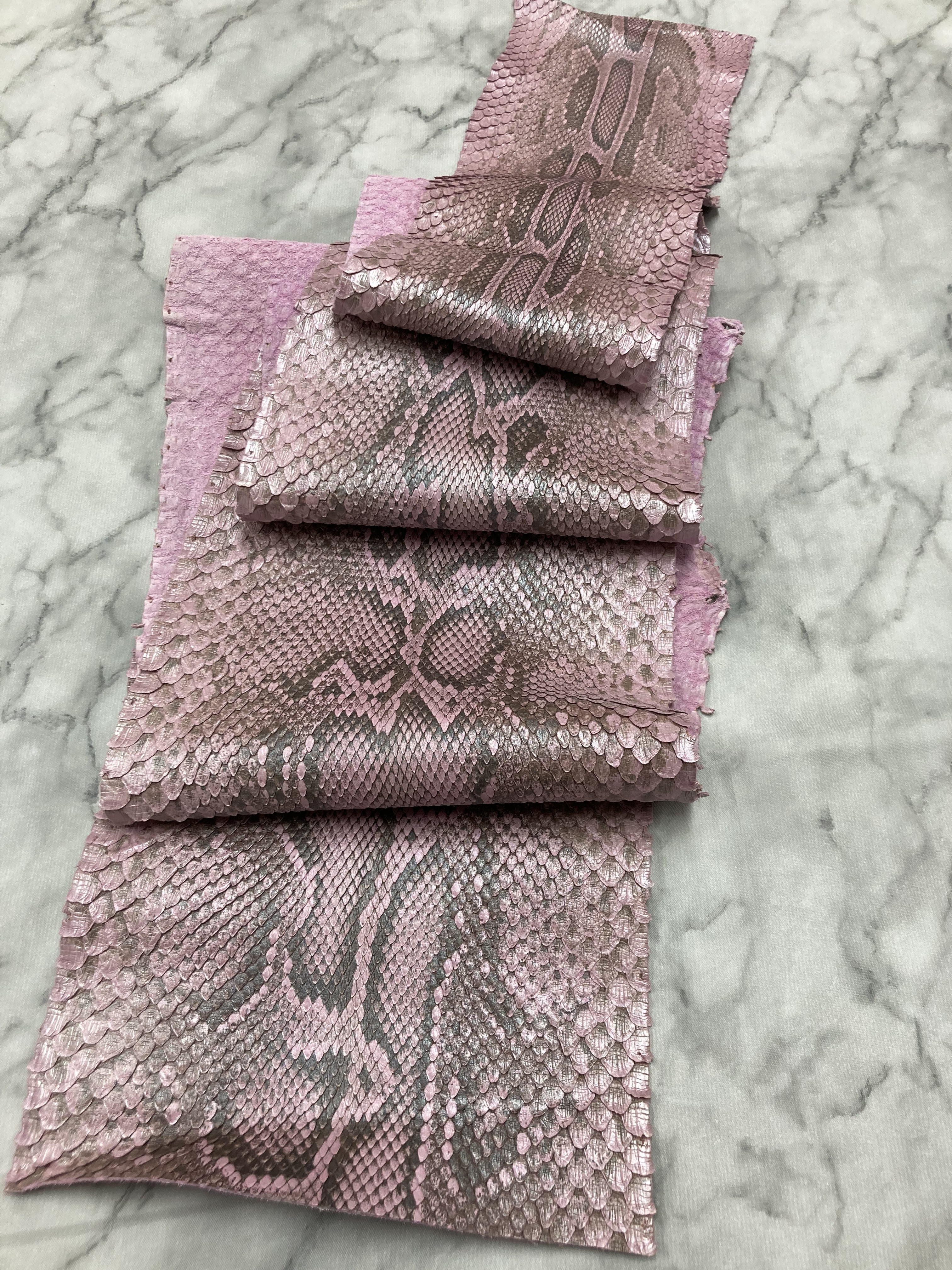 パイソン　ヘビ革　パリスピンクパール　166cm革_P139