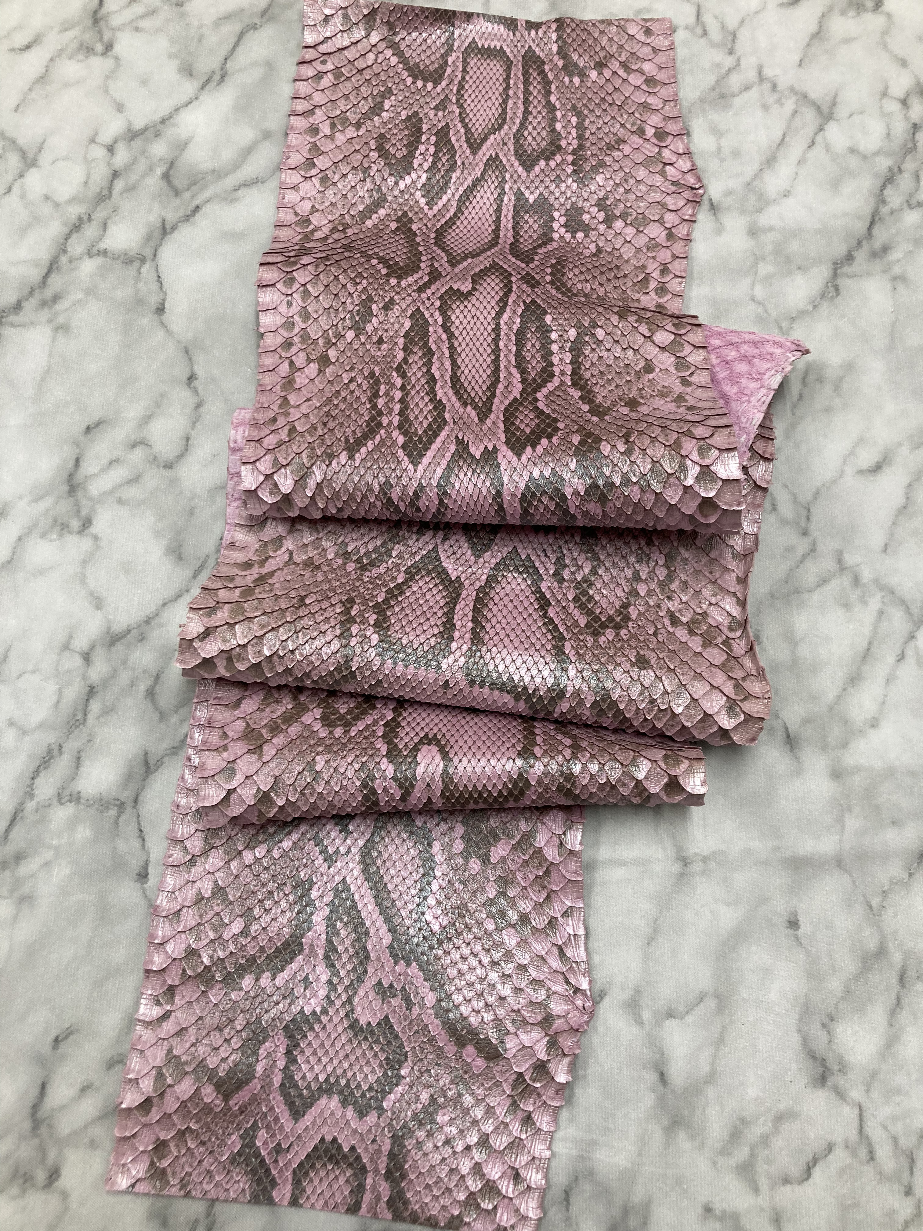 パイソン　ヘビ革　パリスピンクパール　154cm革_P140