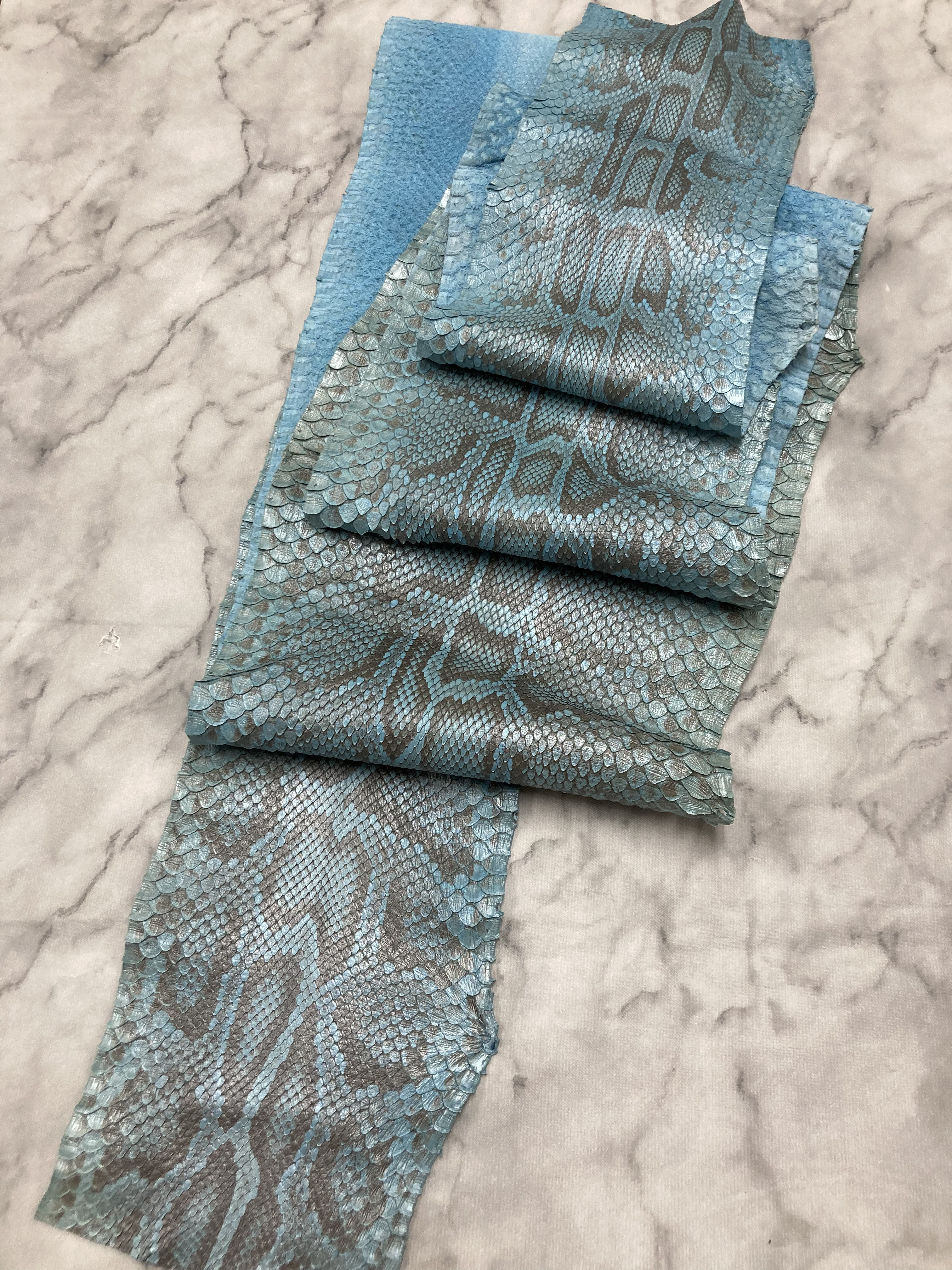 パイソン　ヘビ革　アクアブルーパール　231cm革_P144 12,397円