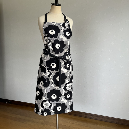 北欧柄カジュアルエプロン (フラワー黒) エプロン Sewingroom