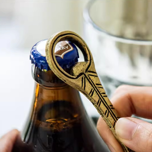 ヴィンテージ真鍮製アートデザインの栓抜き、レトロなビールボトル