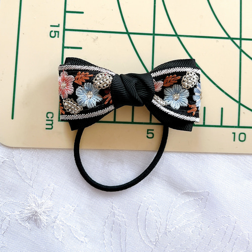 再販】インド刺繍リボン 花柄 黒リボンorグレー系 ヘアゴム 子供〜大人