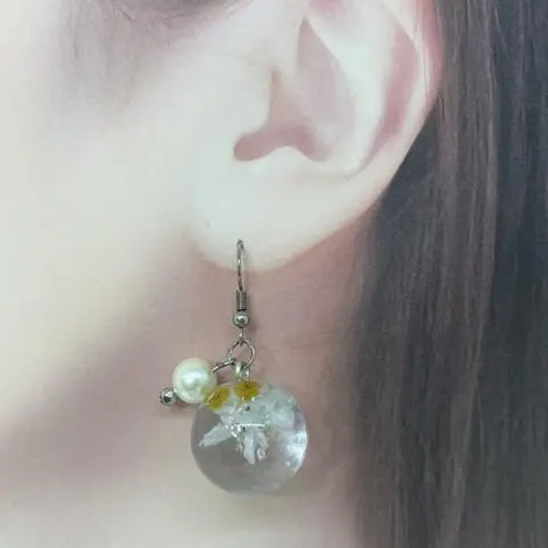 ハンドメイド レジン》シンプルで可愛い白いピアス H-25 ピアス  