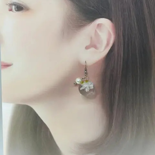 ハンドメイド レジン》シンプルで可愛い白いピアス H-25 ピアス  