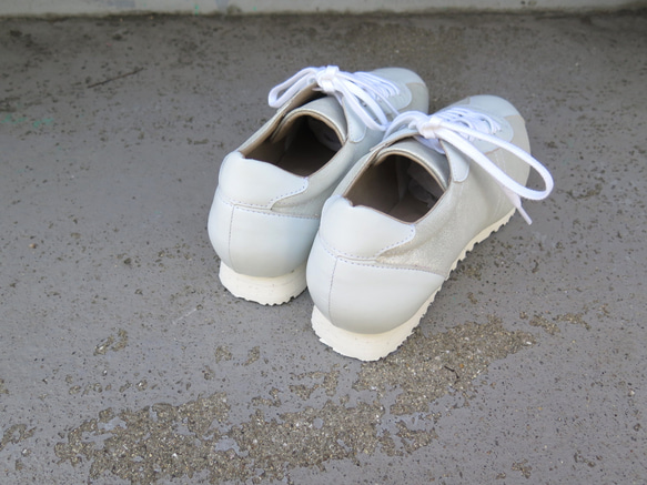 【輝くホワイト】クラシックなデザインと本革の上質感！EMAのスニーカー/パールホワイト×ホワイト 