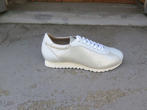 【輝くホワイト】クラシックなデザインと本革の上質感！EMAのスニーカー/パールホワイト×ホワイト 