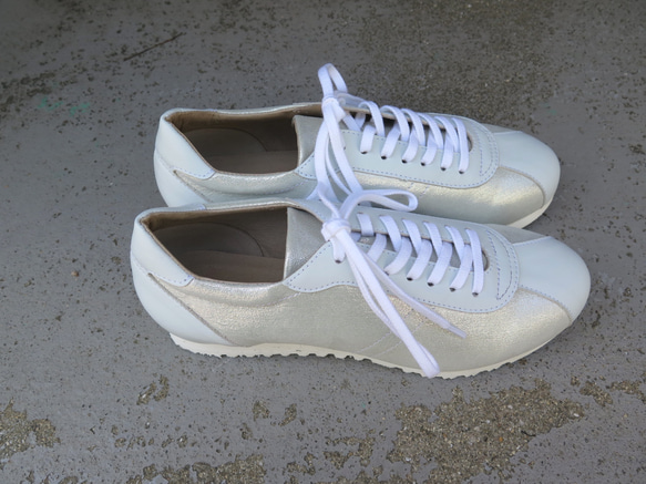 【輝くホワイト】クラシックなデザインと本革の上質感！EMAのスニーカー/パールホワイト×ホワイト 