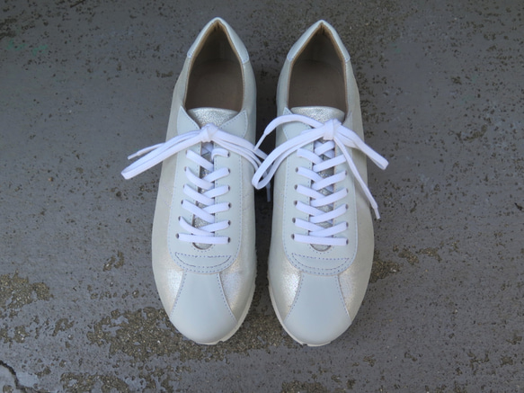 【輝くホワイト】クラシックなデザインと本革の上質感！EMAのスニーカー/パールホワイト×ホワイト 
