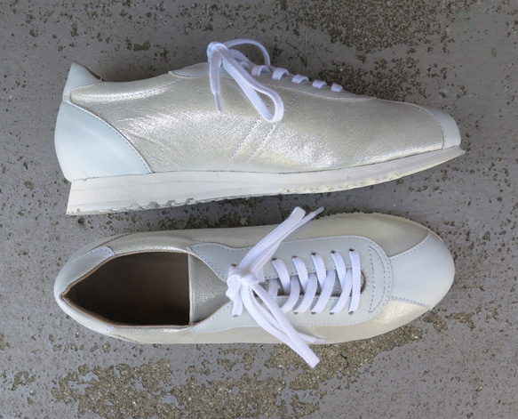 【輝くホワイト】クラシックなデザインと本革の上質感！EMAのスニーカー/パールホワイト×ホワイト 