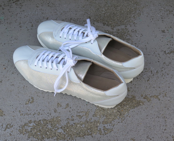 【輝くホワイト】クラシックなデザインと本革の上質感！EMAのスニーカー/パールホワイト×ホワイト 