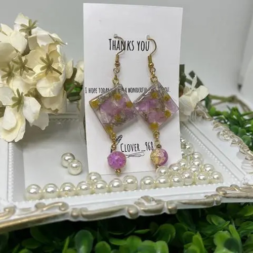 ハンドメイド レジン》揺れる お花の スクエア ゴールドピアス H-4 