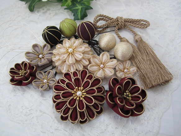 つまみ細工　髪飾り　濃いエンジ　アイボリー 受注制作】縁取り つまみ細工 えんじ 生成 髪飾り 成人式 結婚式 和装
