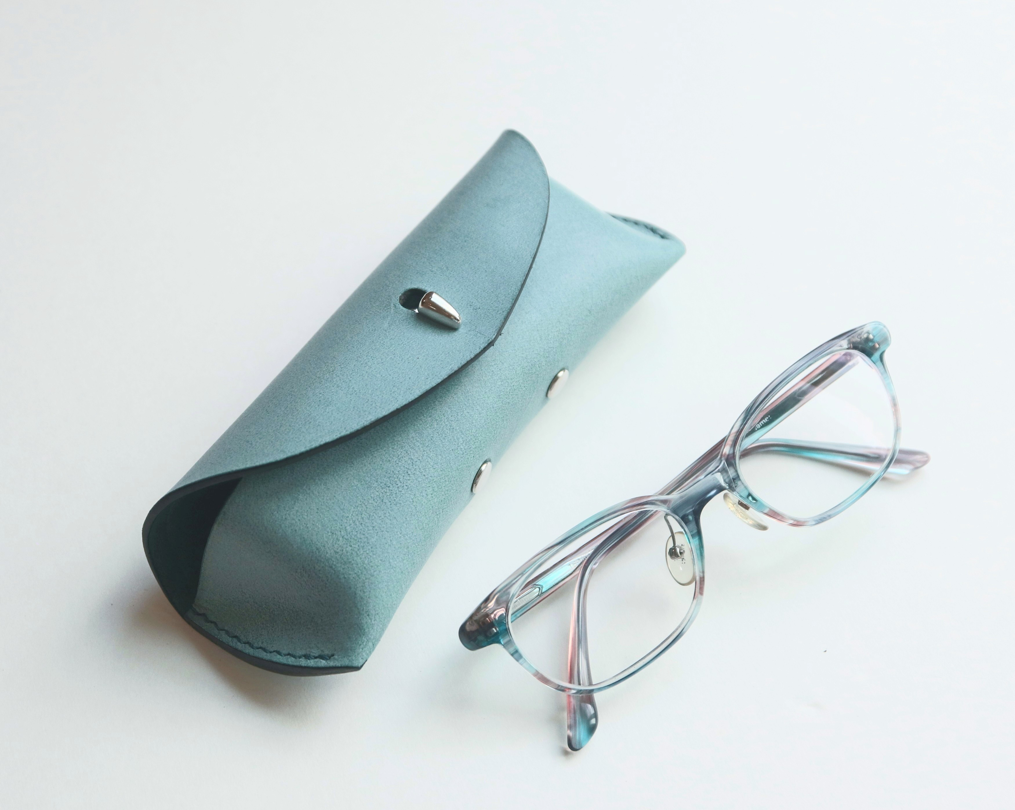 受注製作　ホワイトワックスレザーのメガネケース イタリアンレザー メンズ　レディース　牛革　眼鏡入れ　一枚革