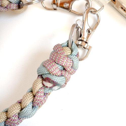 パラコードで丁寧に編んだ大人かわいいお花とハートのハンドストラップ