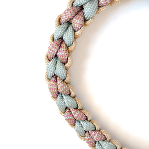 パラコードで丁寧に編んだ大人かわいいお花とハートのハンドストラップ