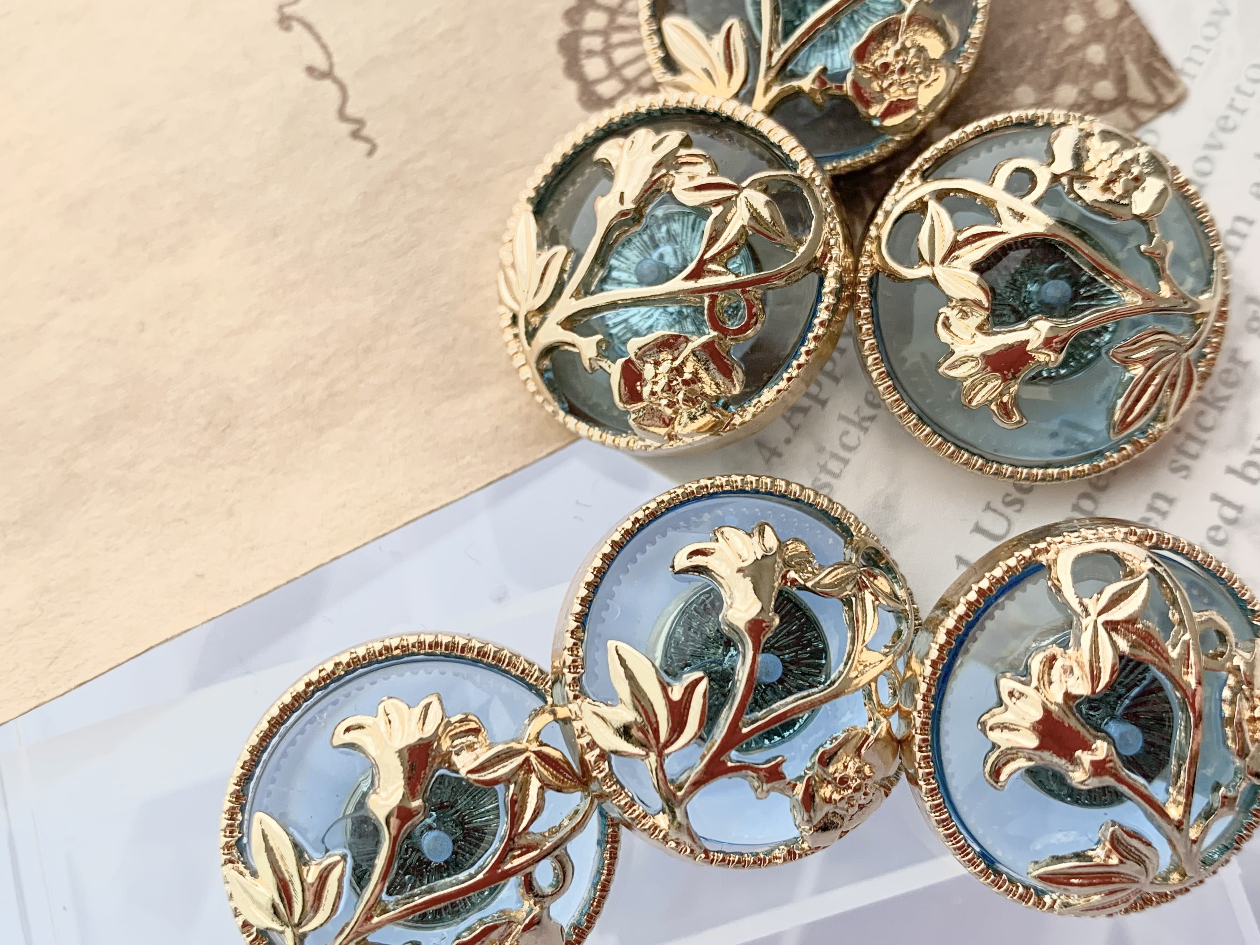 未開封のアンティークボタンとレース等とビンテージガラス瓶のセット 未開封のアンティークボタンとレース等とビンテージガラス瓶のセット