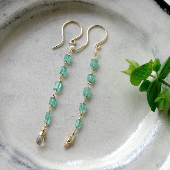 エメラルド　14K　フックピアス ☆SALE】エメラルド（原石チューブ）とジルコンのピアス