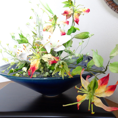 ☆送料無料☆【パンフラワー/粘土の花】瑠璃楽水盤の藍色陶器と