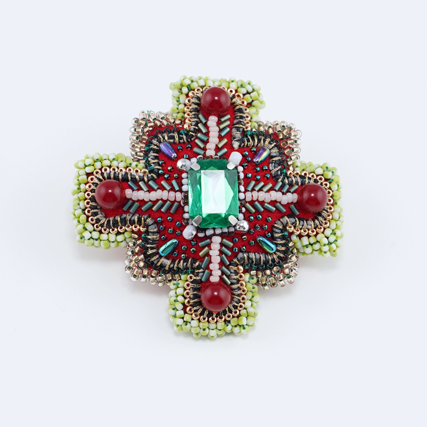 変形クロスのブローチ 7　ビーズ刺繍　一点もの　カラフル 　レッド　グリーン　おおぶり　クリスマス　ビジュー