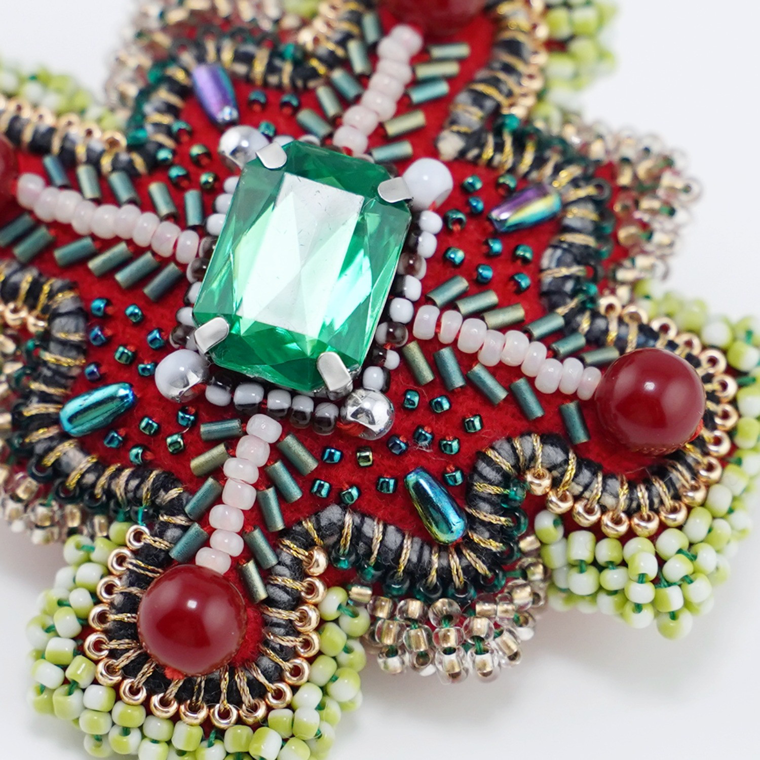 変形クロスのブローチ 7　ビーズ刺繍　一点もの　カラフル 　レッド　グリーン　おおぶり　クリスマス　ビジュー