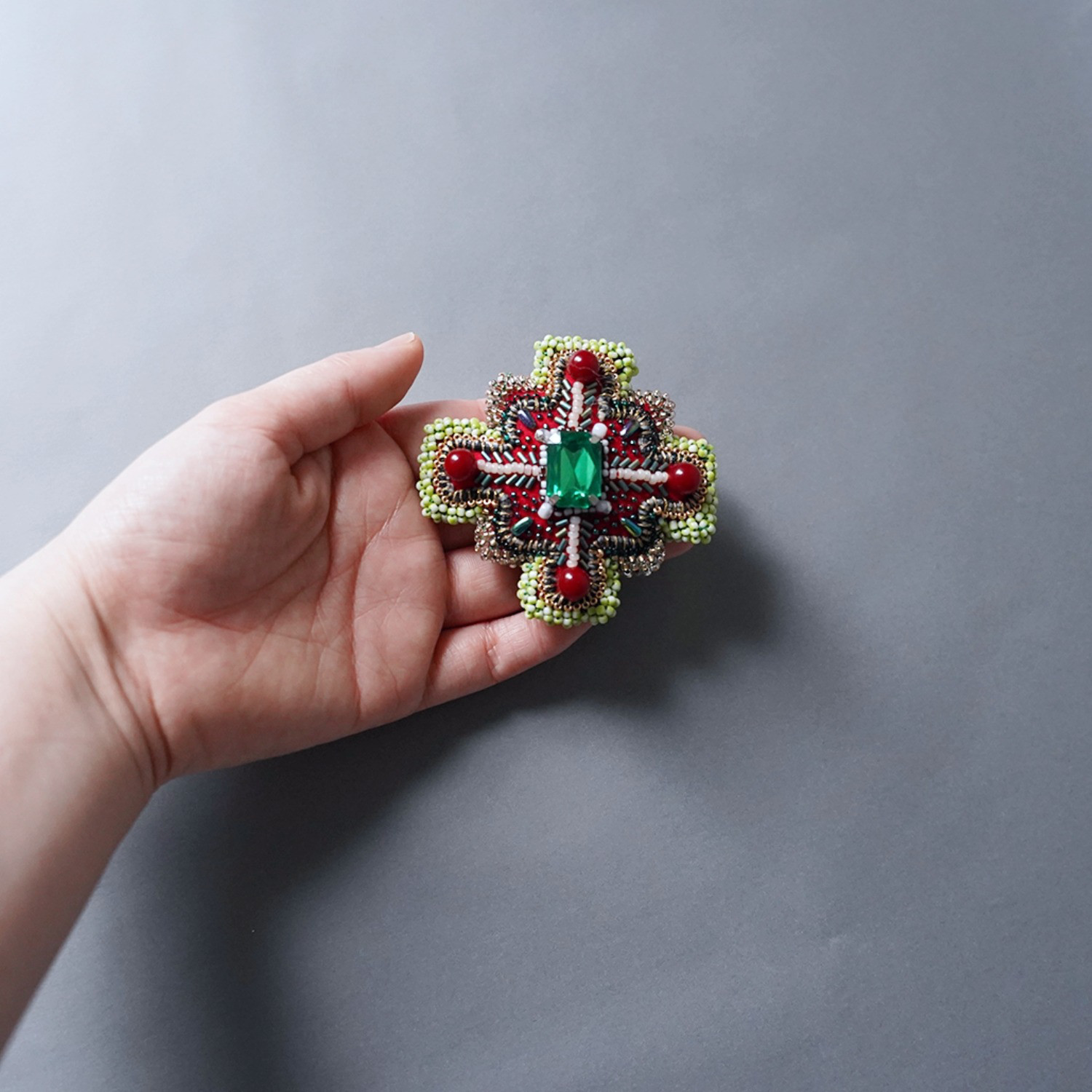 変形クロスのブローチ 7　ビーズ刺繍　一点もの　カラフル 　レッド　グリーン　おおぶり　クリスマス　ビジュー