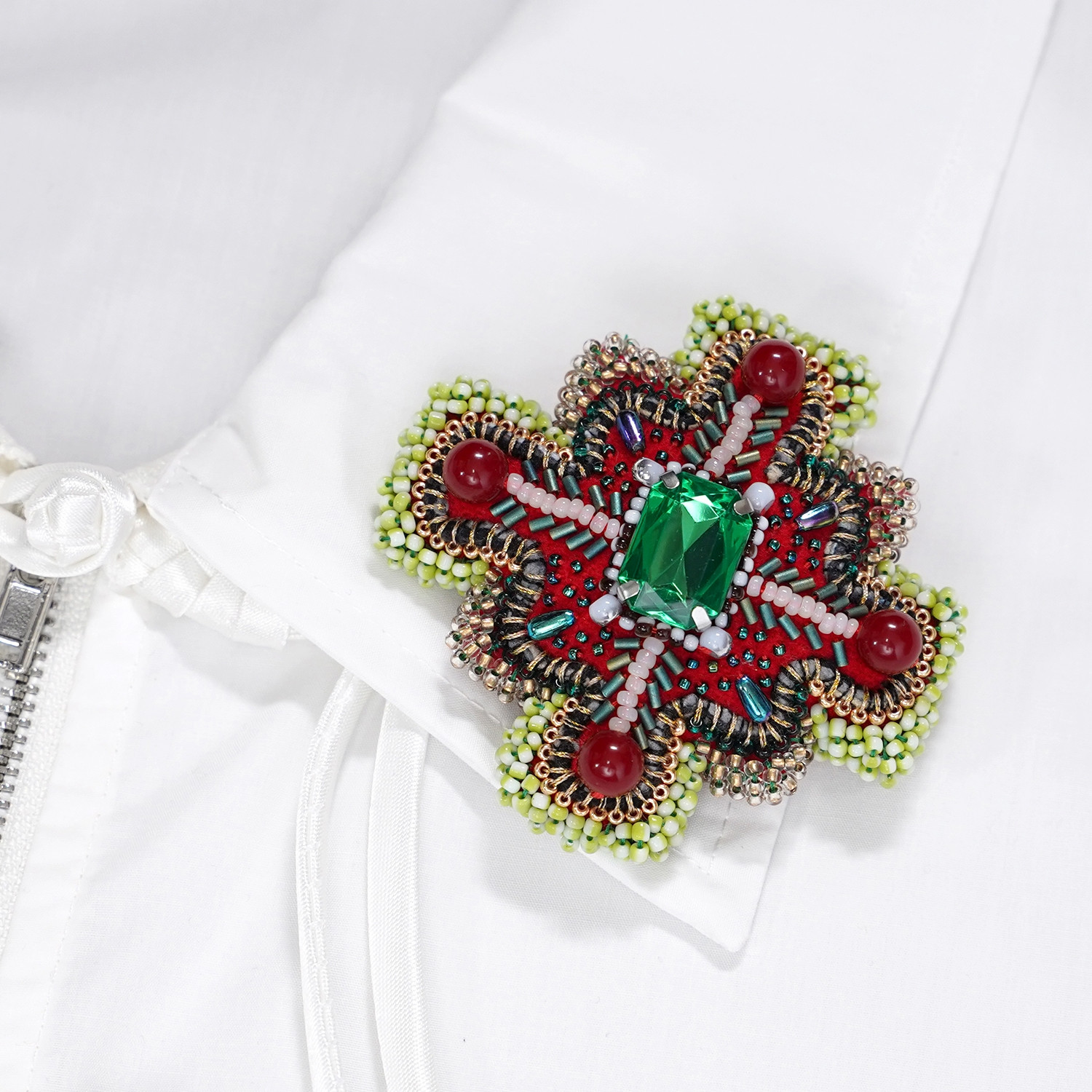 変形クロスのブローチ 7　ビーズ刺繍　一点もの　カラフル 　レッド　グリーン　おおぶり　クリスマス　ビジュー