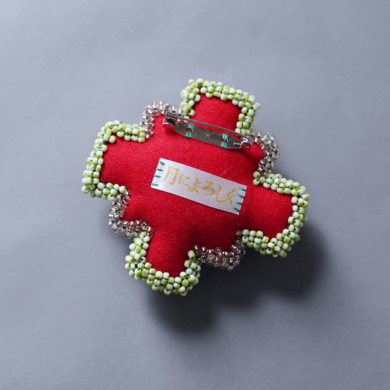 変形クロスのブローチ 7　ビーズ刺繍　一点もの　カラフル 　レッド　グリーン　おおぶり　クリスマス　ビジュー