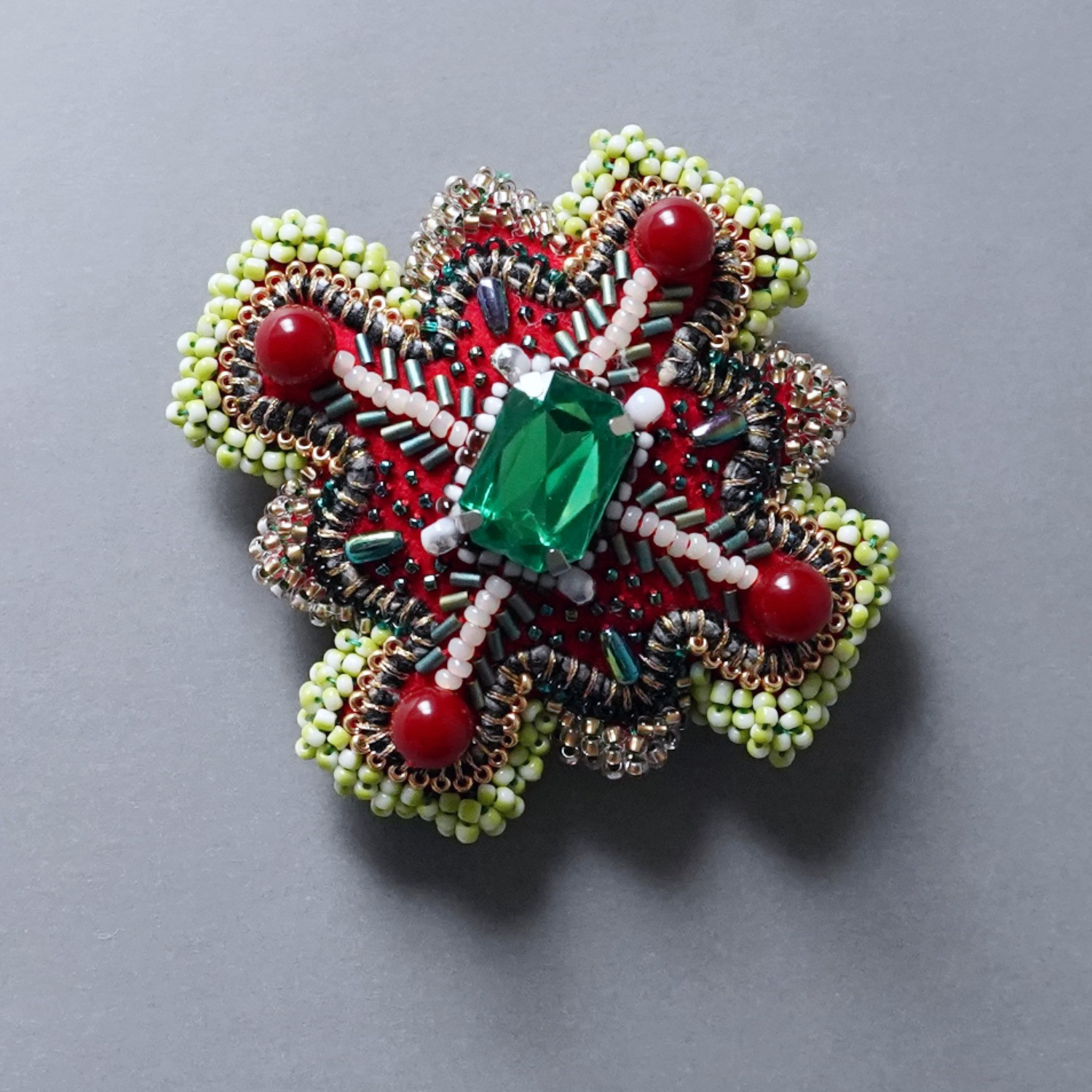 変形クロスのブローチ 7　ビーズ刺繍　一点もの　カラフル 　レッド　グリーン　おおぶり　クリスマス　ビジュー