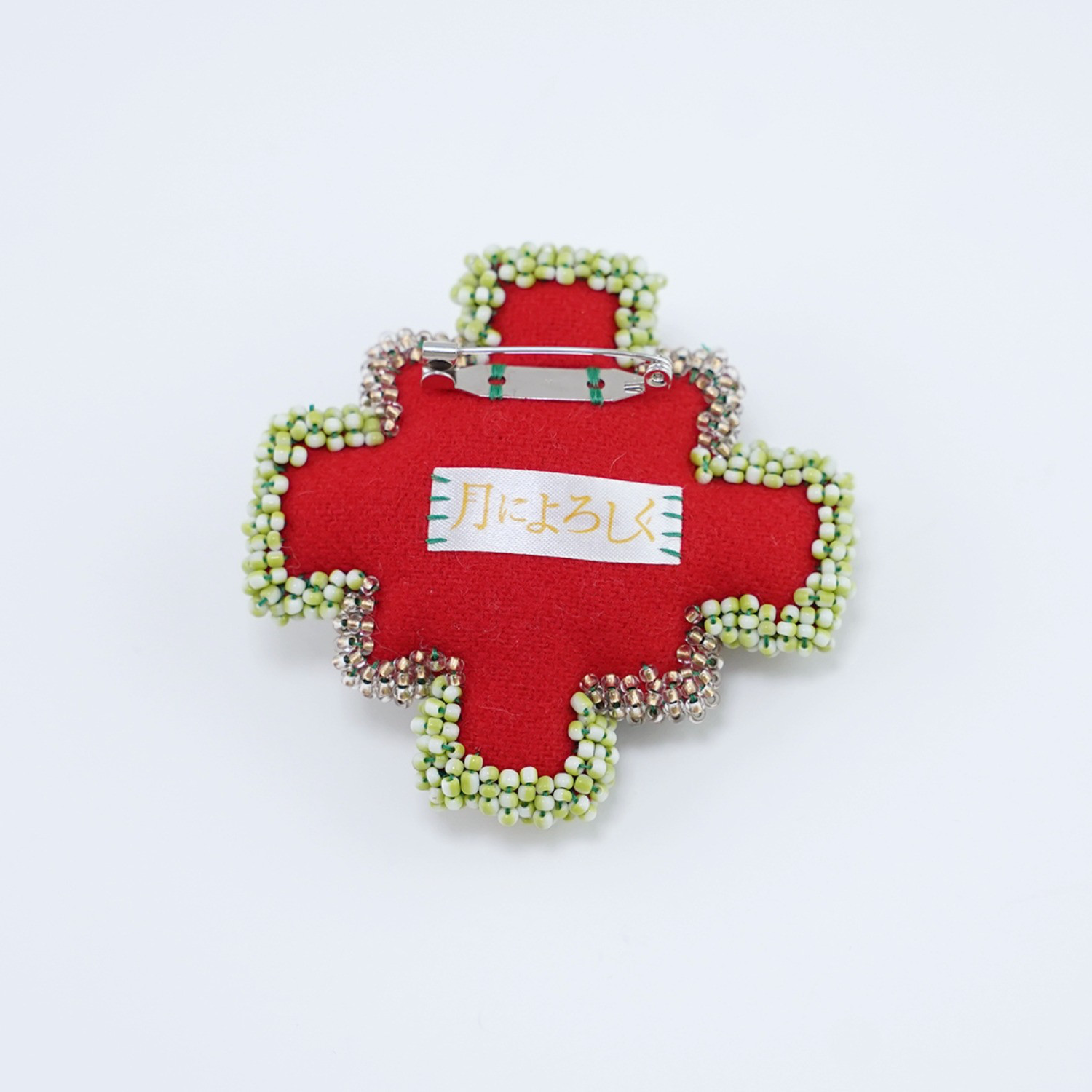 変形クロスのブローチ 7　ビーズ刺繍　一点もの　カラフル 　レッド　グリーン　おおぶり　クリスマス　ビジュー