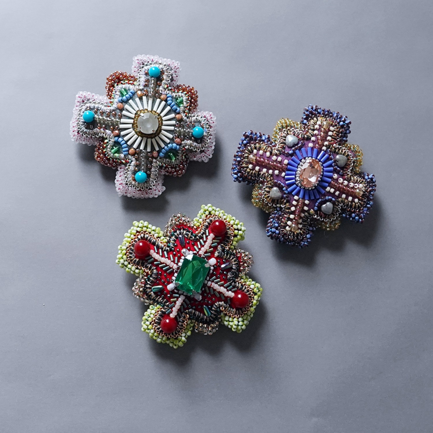 変形クロスのブローチ 7　ビーズ刺繍　一点もの　カラフル 　レッド　グリーン　おおぶり　クリスマス　ビジュー
