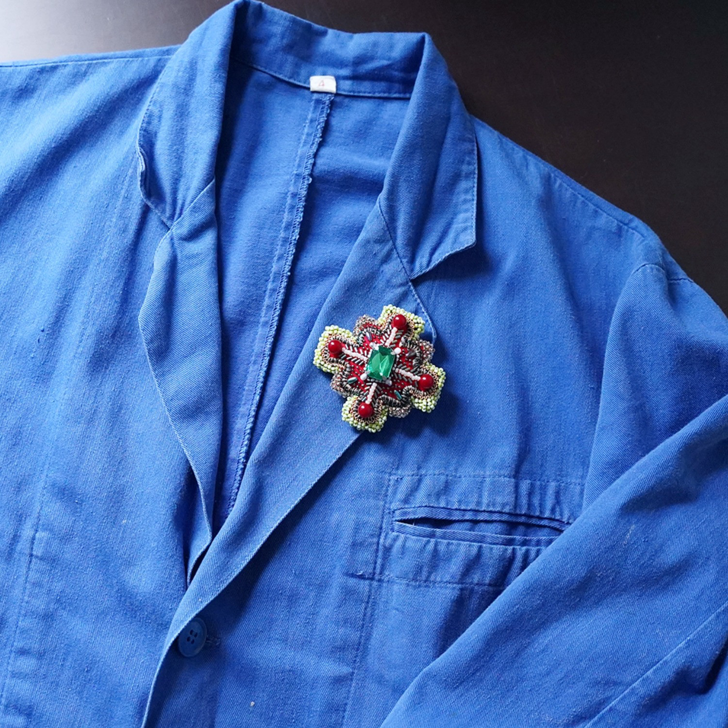 変形クロスのブローチ 7　ビーズ刺繍　一点もの　カラフル 　レッド　グリーン　おおぶり　クリスマス　ビジュー