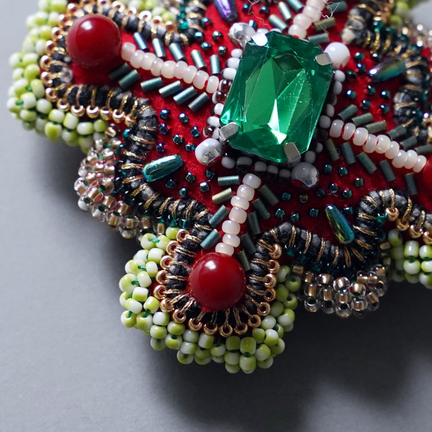 変形クロスのブローチ 7　ビーズ刺繍　一点もの　カラフル 　レッド　グリーン　おおぶり　クリスマス　ビジュー