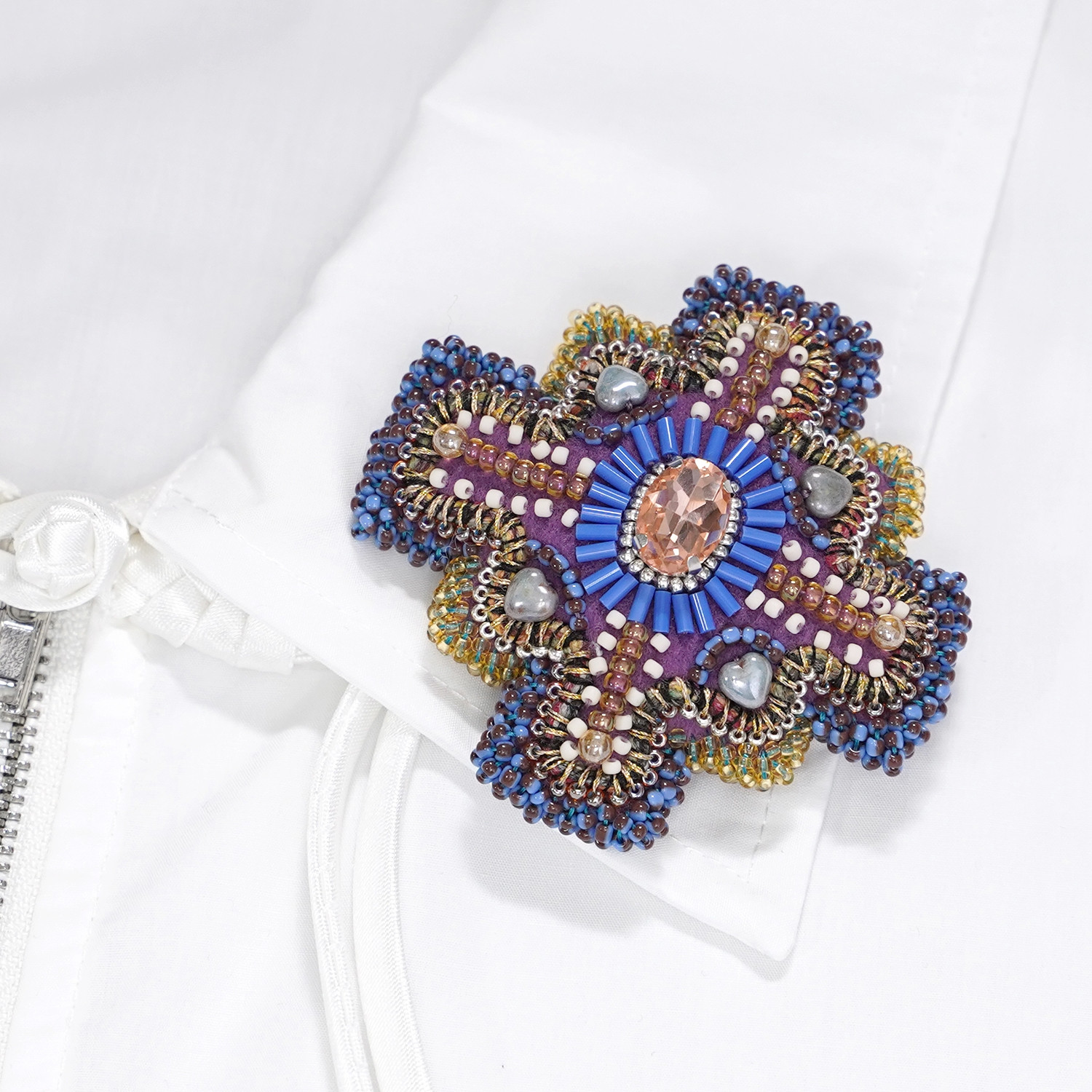 変形クロスのブローチ 8　ビーズ刺繍　一点もの　カラフル 　パープル　ブルー　おおぶり　クリスマス　ビジュー