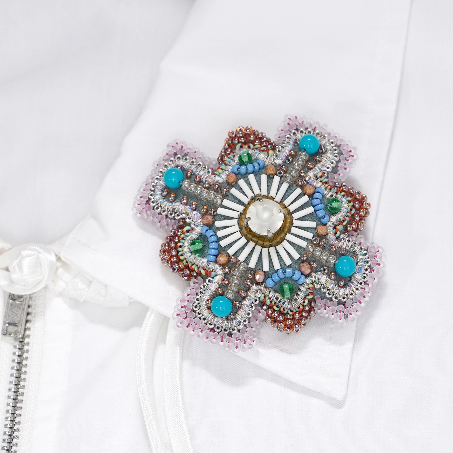 変形クロスのブローチ 9　ビーズ刺繍　一点もの　グリーン　ホワイト　グレー　ブルー　おおぶり　クリスマス　ビジュー