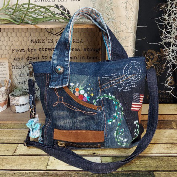 デニムリメイク　本革　2wayハンドバッグ　底板底鋲　刺繍花柄　no.1 デニムリメイク 本革 2wayハンドバッグ 底板底鋲 刺繍花柄 no.1