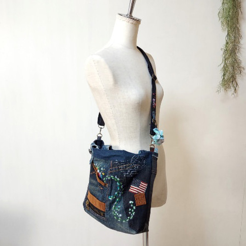 刺繍デニムバック　No.613　デニムリメイク　丸いバック　ショルダーバック 刺繍デニムショルダーバック No.518 ～ デニムリメイク リメイク