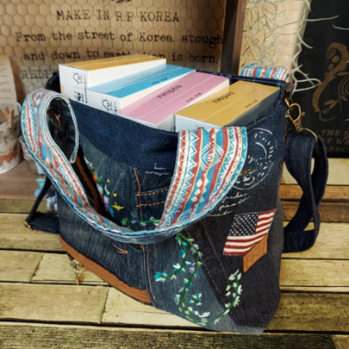 刺繍デニムバック　No.616　デニムリメイク　丸いバック　ショルダーバック 刺繍デニムバック No.524 デニムリメイク ショルダーバッグ