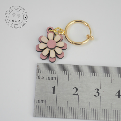 木製 花のイヤリング（ピンク） イヤリング・ノンホールピアス も 