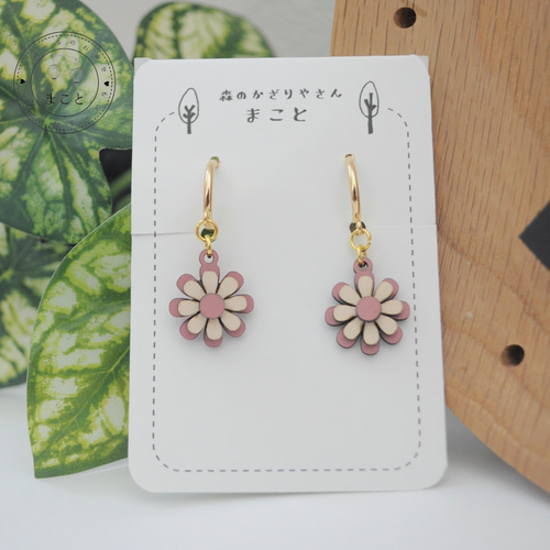 木製 花のイヤリング（ピンク） イヤリング・ノンホールピアス も 