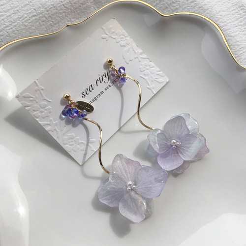 no.667 淡色紫陽花のゆらゆらピアス アジサイ 淡色 パープル レジン 