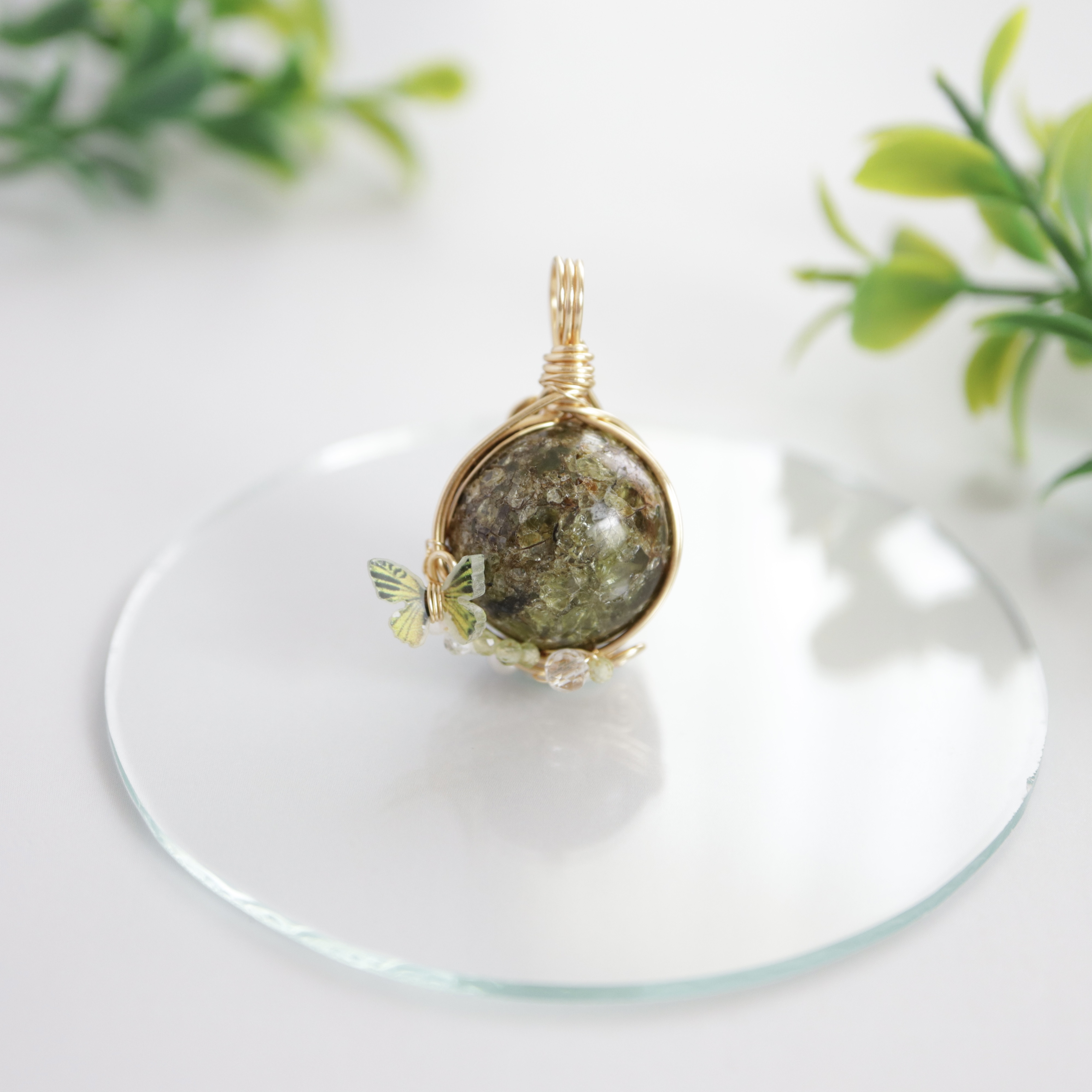 ペリドットスフィア《ふわっと舞いおりた春の蝶》｜やさしい天然石アクセサリー