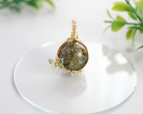 ペリドットスフィア《ふわっと舞いおりた春の蝶》｜やさしい天然石