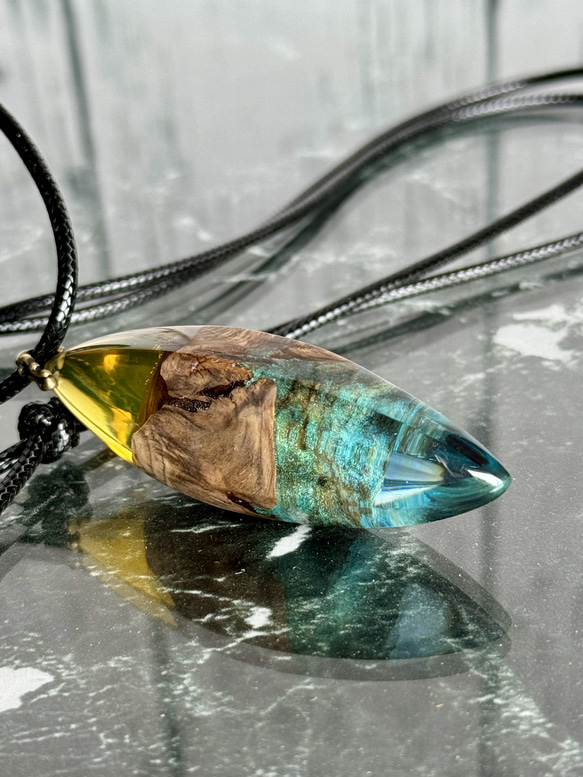 ウッドレジンペンダント〜青と黄色のツートン〜 ネックレス