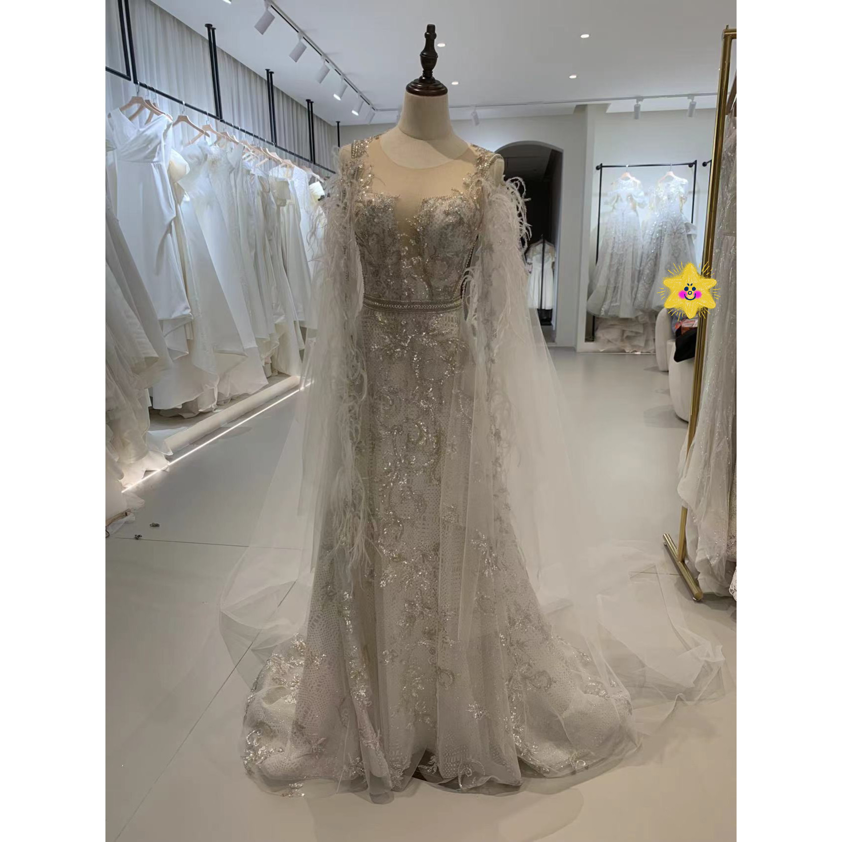 高級感溢れる！フェザー　アイボリー　グリッター上品なウェディングドレス　フランス風　背中見せ　二次会/披露宴お呼ばれ結婚